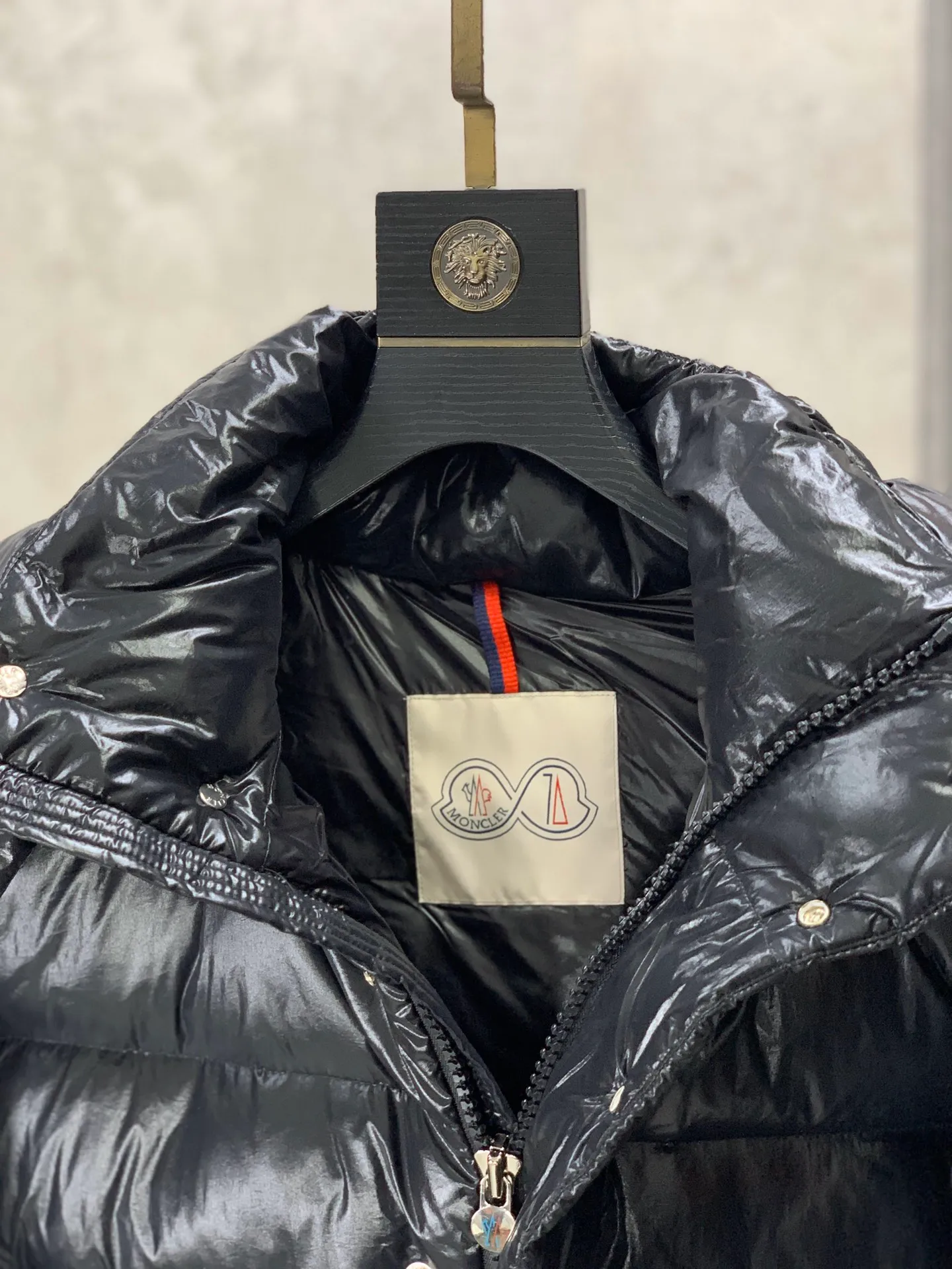 P390 Moncler/ 2026 70 、 。 DNA ， ， 。 Classic ， 、 。 Classic 70 。 Quality， 90 ，Premium Quality ， ，Black ！ Sizes M-3XL